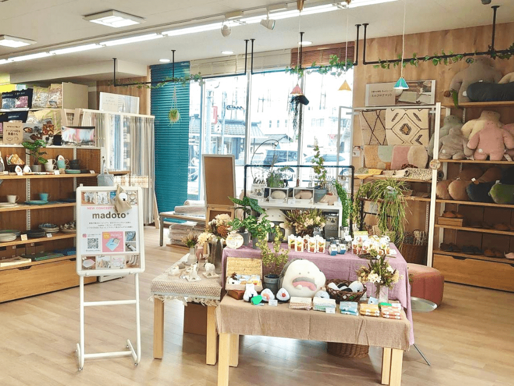 カーテン・じゅうたん王国のコンセプトショップ「madoto+」が山梨県の